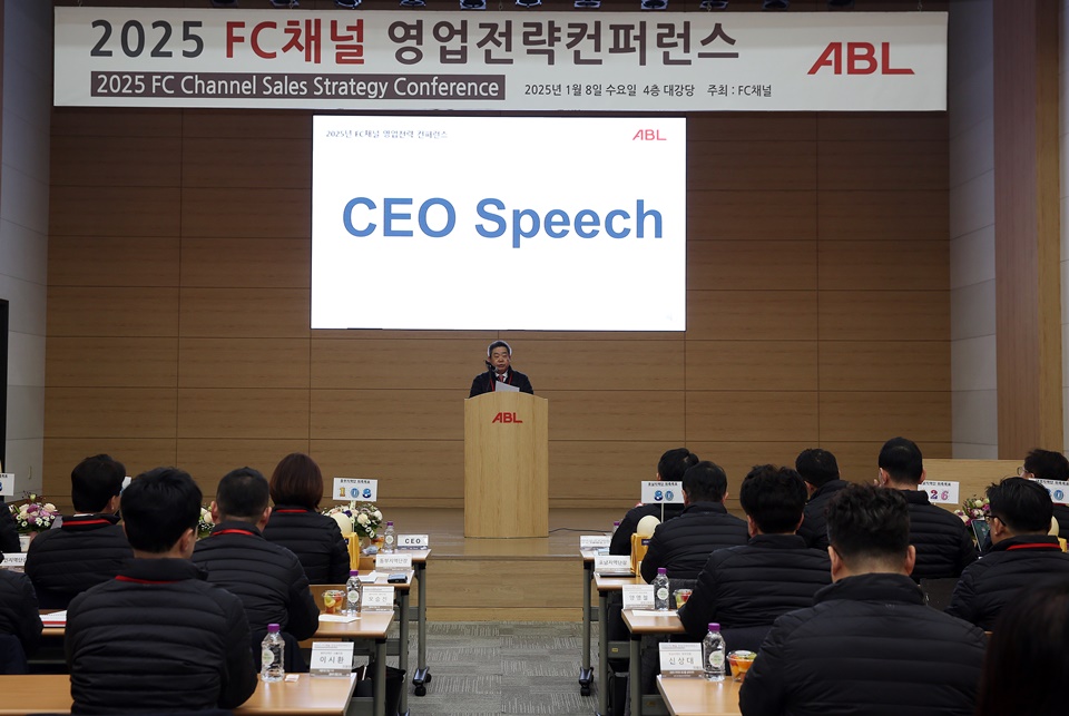 ABL생명 대표가 FC채널 직원들을 대상으로 대강당 단상에 서서 연설을 하고 있는 모습의 사진, 2025 FC채널 영업전략컨퍼런스, 2025 FC Channel Sales Strategy Conference, 2025년 1월 8일 수요일 4층 대강당, 주최 : FC채널, ABL 문구가 쓰여진 현수막이 걸려있고 화면에 CEO Speech 문구가 쓰여있다.
