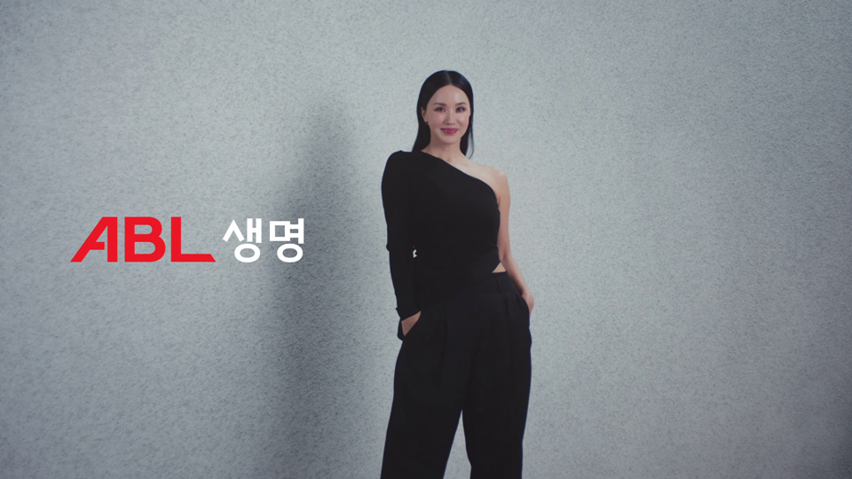 ABL생명, 엄정화가 양손을 바지 주머니에 넣고, 정면을 보면서 웃고있는 사진