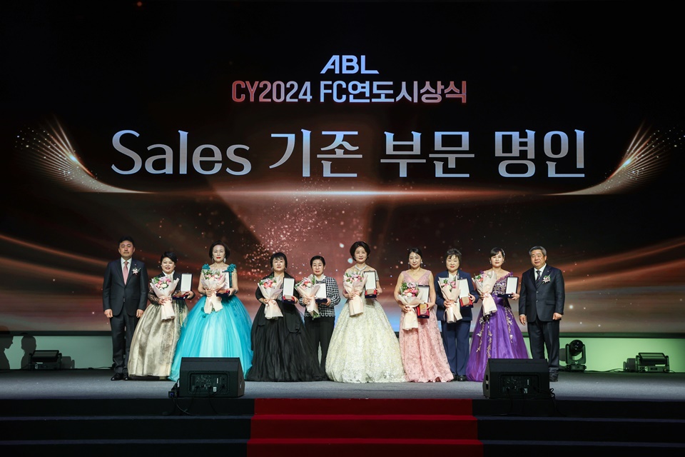 ABL CY2024 FC연도시상식, Sales 기존 부문 명인, ‘명인’ 상 수상자들과 대표이사가 기념사진을 찍고있는 모습의 사진