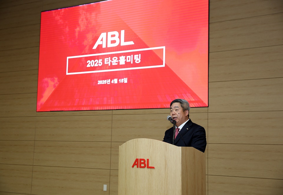 ABL 2025 타운홀미팅, 2025년 4월 15일, 대표이사가 단상에 서서 연설을 하는 모습의 사진